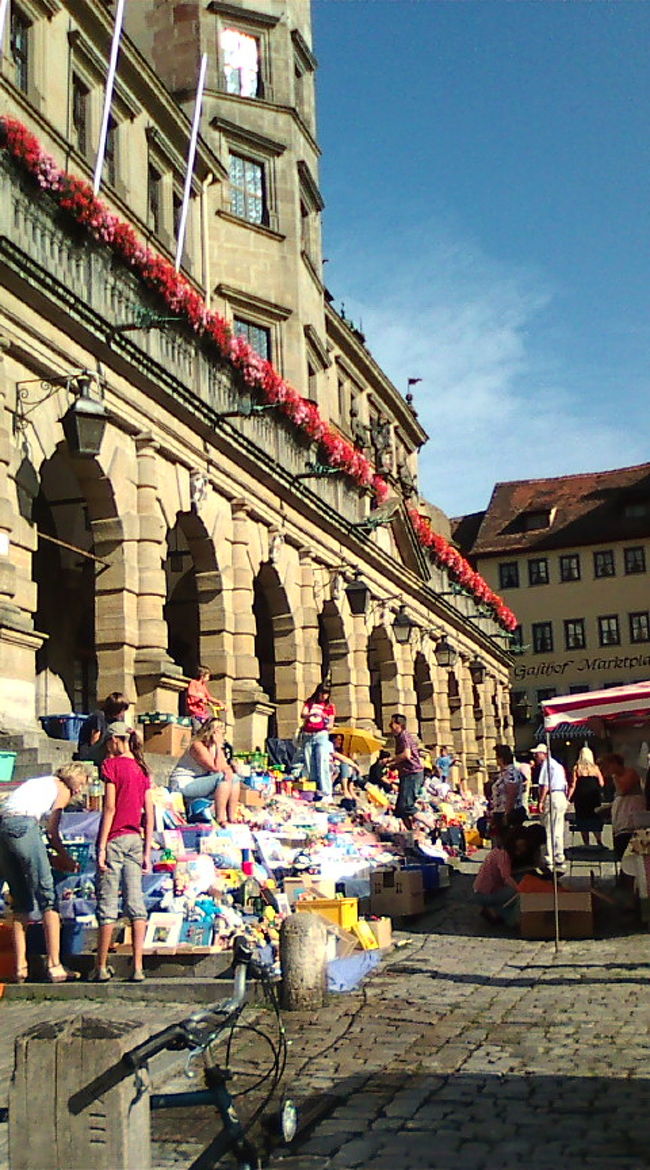 マルクト広場？？だったかな？？<br />市場の準備中でした。