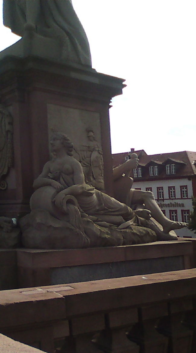 芸術で彩られた橋です☆