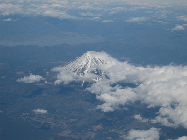 座席はいつも左右の列の通路側ですが<br />さすが閑散期、空席が多かったので空いている窓側から<br />空を眺めてみました。<br /><br />富士山です。