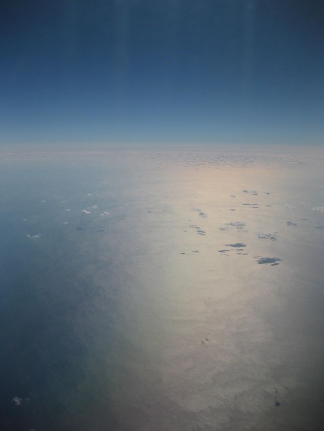 冬の空は、地上から見ても上空から見ても澄んで綺麗ですね。<br /><br />幻想的・・・というより幻想そのものだと思うこの景色。<br />