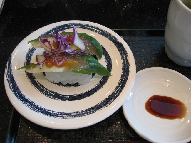 キター！ずっともう一度食べたいと思っていたコレ！<br />ナーベーラー、へちまのお寿司で一皿９０円です。<br /><br />これが食べたくて来たからには、店員さんに質問です。<br />「へちまは茹でてあるんですか？何分くらい茹でるんですか？」<br />と若い女性の店員さんに聞くと、へちまの現物を持ってきてくれて<br />「皮を薄くむいて、そのまま３分くらい茹でます」と<br />快く教えてくれました。<br /><br />ほほーう、まるごと茹でるとこんな断面になるんですね・・・。<br />味も水々しくって美味しかった〜〜