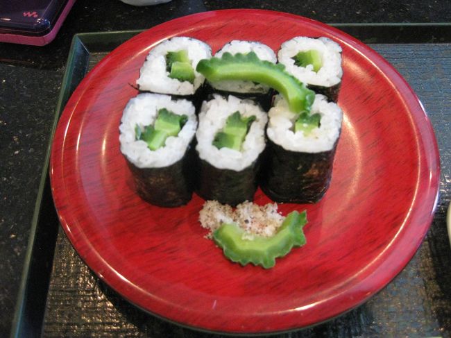 ゴーヤの細巻きは岩塩をつけていただきます。２５０円<br />ゴーヤの旬は夏なので今の時季はちょっと味がおちているかもしれません。