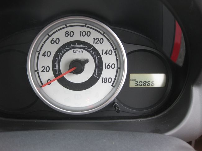 レンタカーはツアー規約で１人では借りられないので<br />今回もトラベルレンタカーさんのお世話になります。<br /><br />15：30に空港ロータリーでピックアップをお願いしました。<br /><br />禁煙車の軽自動車を予約していたのですが、満車ということで<br />無料で１つ上のSAクラスにアップになっていました。<br /><br />トラベルレンタカー<br />http://www.okinawatravel.co.jp/