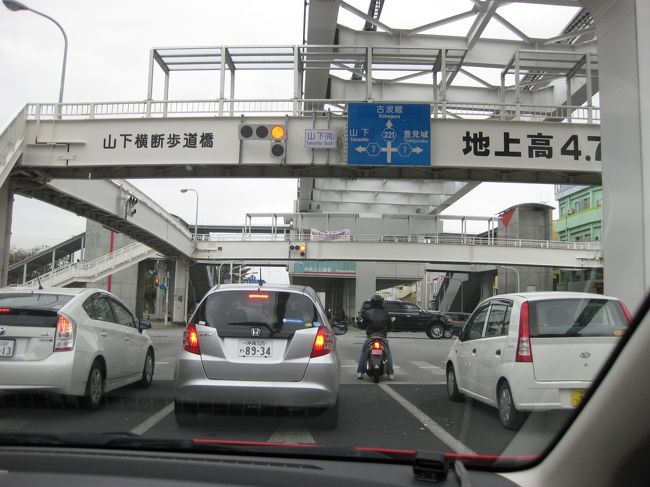 営業所でさくさく手続きをして、<br />目指すは読谷村のルネッサンスリゾートオキナワです。<br /><br />クーポンブックの中から、このホテルのロビーラウンジで<br />ティーセットをいただくことに決めました。<br />他に行きたいカフェがこの日は見つからなかったことと<br />高級ホテルのランチビュッフェでも無料になるこの<br />クーポンを使わずにはいられなかったのです。