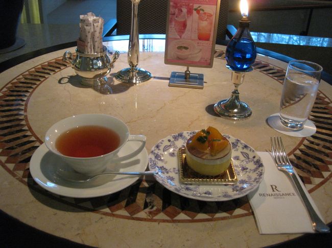 夕飯前のこの時間はロビーもガラガラです。<br />お天気も悪いので海も綺麗に見えません。<br /><br />しかし、高級感あふれるラウンジでオイルランプの炎を<br />見つめながらケーキをいただくのも悪くはありません。<br /><br />10種類以上のケーキから、マンゴーのムースケーキを選びました。<br /><br />飲み物は紅茶でダージリンです。<br />