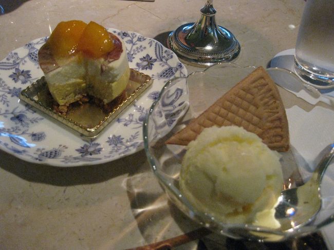 マンゴーのムースケーキは美味しかったです。<br />帰りにショーケースを見たら、ロールケーキが300円台、<br />他のケーキは400円台でした。<br /><br />高級ホテルですが、都心のホテルのケーキはもっと高いので<br />沖縄の食事代の安さがわかります。<br />　　