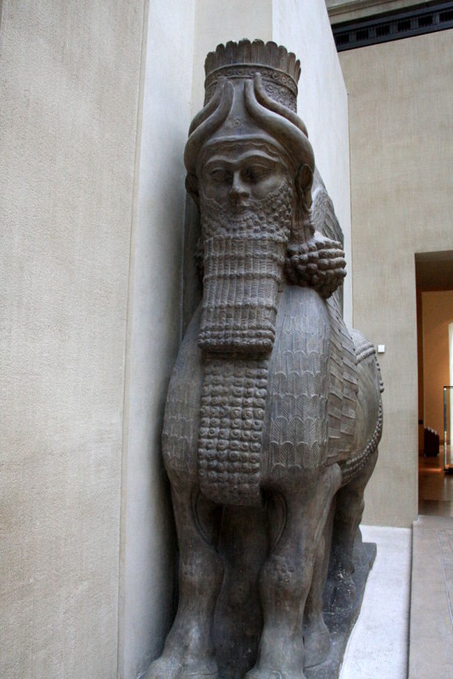 こちらは有翼人面牡牛像