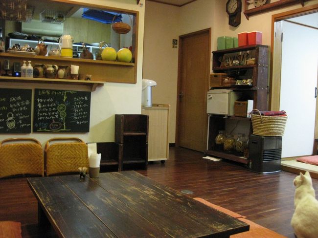 私がカーナビで迷い迷い到着すると同時に<br />もう一組観光客の方がお店に入って行きました。<br /><br />店内は落ち着いた雰囲気で、夜なのでお庭が良く見えないのが残念です。