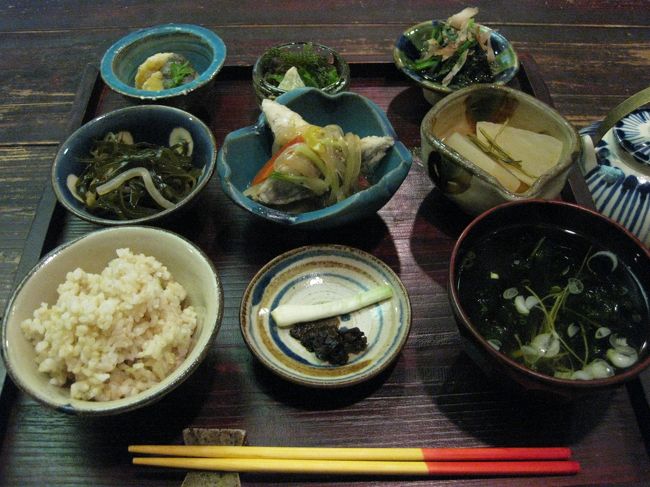 お料理は、HPでを見てだいたい決めていた魚料理の定食をお願いしました。<br /><br />厨房がカウンターから見えるので、調理なさっている姿を眺められます。<br /><br />間もなく運ばれてきたのは、懐かしい愛しの沖縄料理のお膳でした。<br />