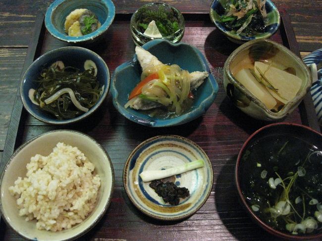 前回食べ過ぎで胃腸がキリキリしたのを反省して、ごはんの量を少なめにしてもらいました。<br />50円引きにしていただけるのがありがたいです！<br /><br />今日の魚料理のメインは鯵のようなお魚のあんかけでした。<br /><br />玄米ご飯、アーサのお吸い物、大根の煮物、昆布の煮物<br />田芋の揚げ物、もずく酢の海ぶどう添え、青菜の和え物