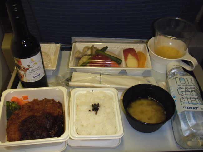 行きの飛行機の機内食です☆<br /><br />まぁ、無事離陸したのでさて、これから機内食と映画を楽しもうやないかい☆まずは夕飯が早速でました。っていうか、お昼ご飯<br /><br />私は味噌カツにしました。もう既にご機嫌☆