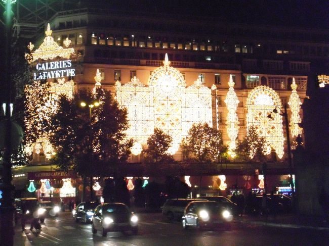 ほぼ定刻通りにシャルル・ド・ゴール国際空港に到着して無事パリの地に足をおろしました☆ボンジュール！<br />節約旅行の私達はタクシーなんて使いませんでした〜<br />送迎サービスなんてもってのほか…<br /><br />ロワシーバスを利用しました☆<br />片道　９．４０ユーロ<br />バス停の窓口で料金を支払ってスーツケースをバスに乗せてオペラまで一気にGO☆オペラまでは約４０分少々。<br /><br />オペラ近くに来ると気分はパリジェンヌ☆<br />バスを降りてスーツケースを引きながら今度はメトロの入り口まで歩きました。途中こんなに素敵にライトアップされたイルミネーションが☆<br /><br />「ギャラリー・ラファイエット」<br />あの、ルミナリエを彷彿とさせる鮮やかさ☆<br />めちゃくちゃド派手！