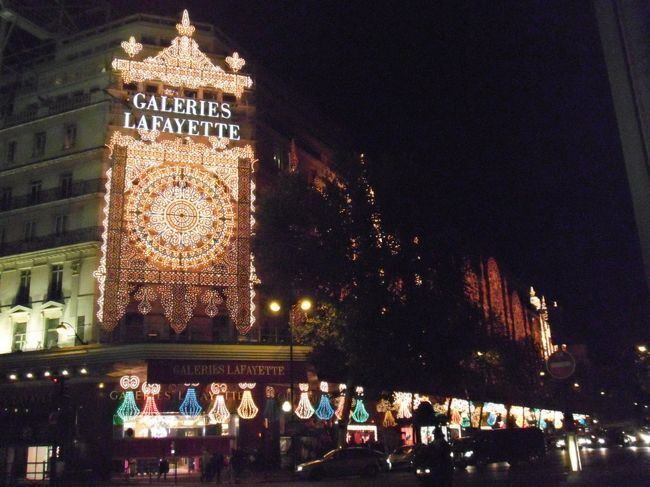 ☆オペラから８号線でホテル最寄りの駅　「Reuilly Diderot　（ルィイ　ディドロ）」までGO。<br />ここでメトロの１０枚回数券（カルネ）を購入<br />１２ユーロ　<br />クレジットカード決済しました<br />楽ちんでした<br /><br />これを二人で半分（５枚）して明日から使用予定<br />