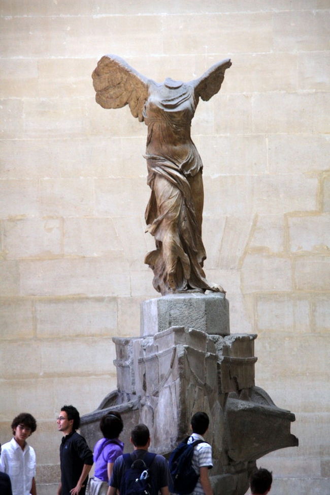 紀元前１９０年ころ造られたこの作品は、船首の上に翼を広げた勝利の女神像。<br />