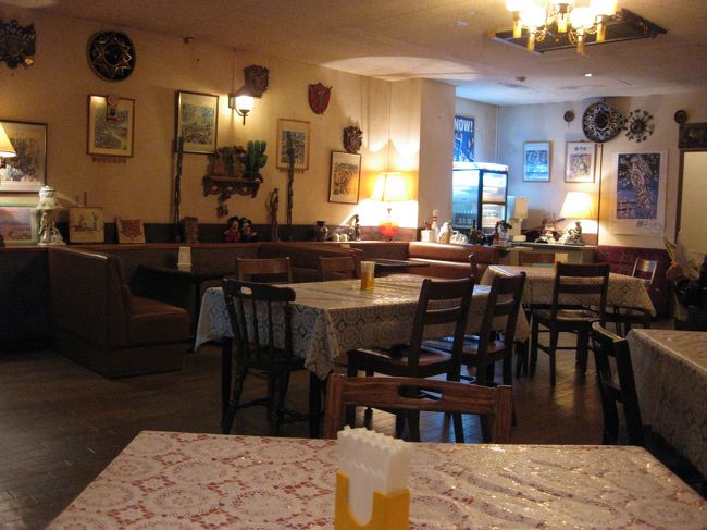 ノスタルジックな雰囲気の店内は好きです。<br /><br />地元の方も来ていましたが、何故かみんなテイクアウトしていきます。6人前だったり1人前だったり。<br />