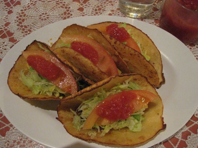 サルサをたっぷりかけます。<br />メキシコさんのタコスは皮はもちもちしていますが少し脂っこいです。<br />でも焼き立てはやっぱり美味しいなぁ。<br />タコスは別腹？！