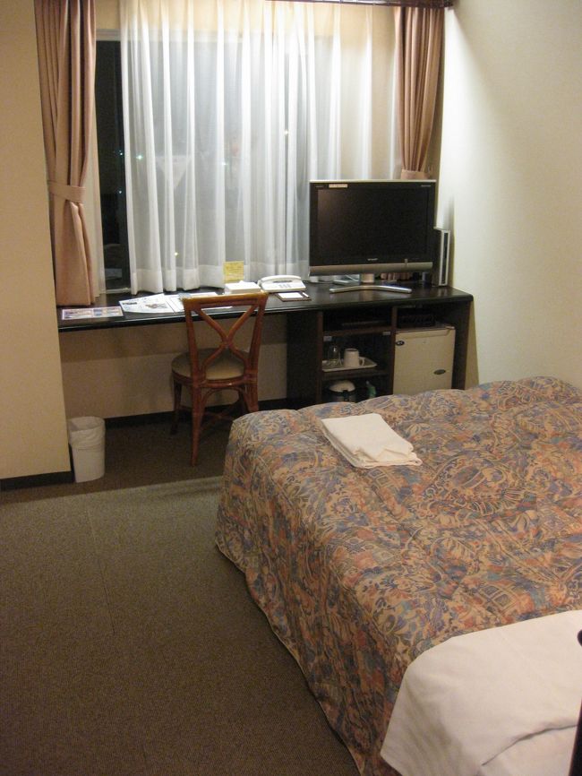 普通のビジネスホテルのシングルですね。<br />ベッドが幅１４０センチと広めのセミダブルなのが好きです。<br />