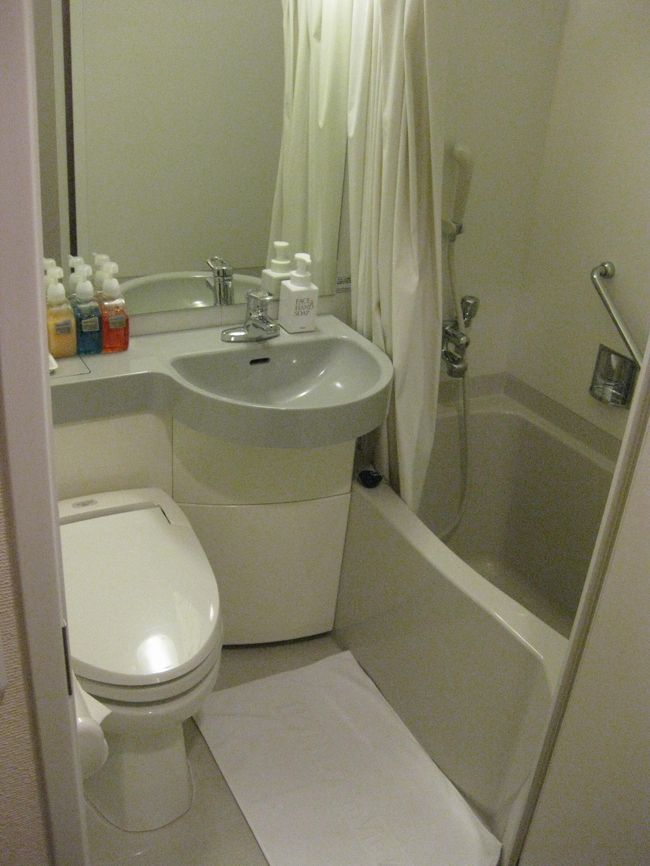 ユニットバスも普通に綺麗です。<br />しかし、ウォシュレットは付いていても<br />真冬なのに暖房便座がついていないのが沖縄っぽいです。