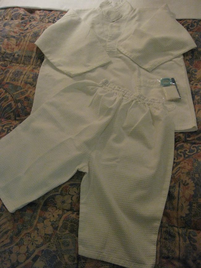 部屋着は気持ちのいいワッフル生地でした。<br />しかしこれも真冬なのに半パンなのが沖縄クオリティーです。<br /><br />女性にはアメニティセットがちょっとだけ付きました。