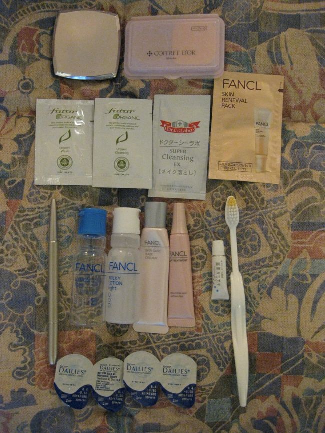 化粧品も、ポーチを省きました。<br />ボストンのポケットが大きいので化粧品専門で入れるところがあります。<br /><br />化粧水と乳液は回数分を上手に残しておいて、<br />帰りにからになったボトルを捨てていくように計算してあります。<br /><br />ホテルのお風呂タイムが充実するようにマッサージ用のパックを<br />持ってきました。<br /><br />温かい湯船に浸かって頭痛が和らぐようにマッサージしたり<br />お風呂上りにストレッチしたり・・・自宅ではしようと思っても<br />なかなかしない習慣をここぞとばかりして寝ることにします。<br /><br />