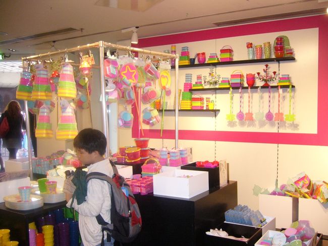 お土産を探しに、<br />ギャラリーラファイエットにやってきました。<br />カラフルでかわいいものがたくさん売ってます。