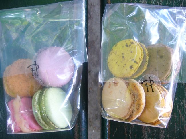 ８種類各１個ずつ買ってみました。<br />８個で、１２．７５ユーロ。<br />外で持ち歩いてたら、<br />ちょっと溶けてきちゃった＋＿＋<br />パリは涼しいとはいえ、<br />マカロンを夏に外で持ち歩くのは、<br />やめたほうがよさそうです。