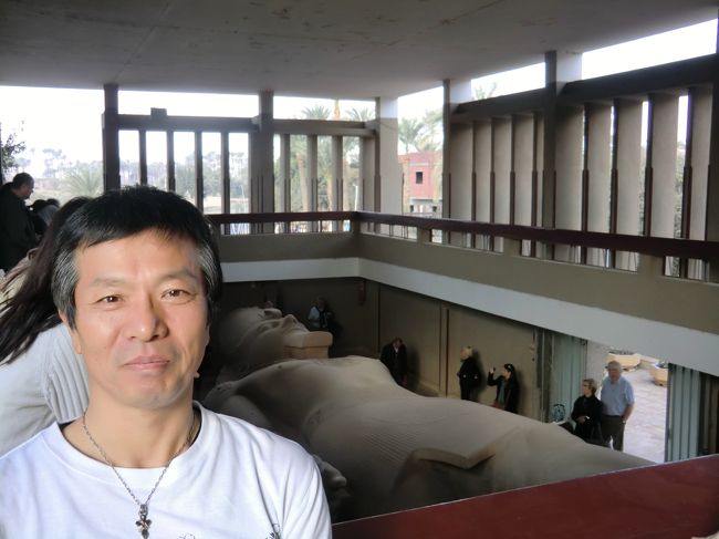 次に訪れたのが、ここメンフィスの「メンフィス博物館」<br /><br />入場料：35エジプトポンド<br /><br />横たわるラメセス２世像。<br /><br />足元が破損してありませんが、そうとう大きな像です。