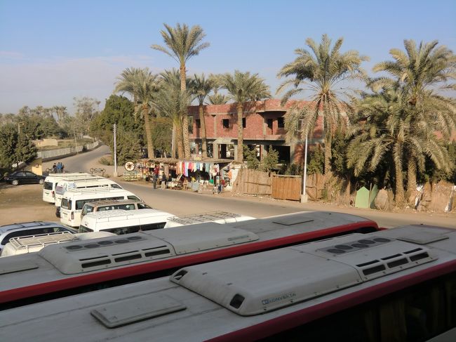 「メンフィス博物館」の2階から駐車場・土産物屋方面を撮影。<br /><br />小さな男の子（小学１、２年生位）が、お店の前で観光客を呼び込んでいました。<br /><br />博物館に入ってトイレに行ったら、入口におばちゃんがいてバクシーシを要求されましたが、小銭が無かったので帰ろうとしたら、「いいよ、いいよ、入んなさい。」というそぶりをしてくれたので、利用することができました。<br />おばちゃん、ありがとう〜！