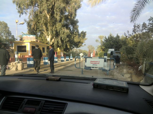 昨日はギザにある「デルタ・ピラミッズ・ホテル」で宿泊。<br />出発時間が7：00でしたので、ちょっと早めの朝食をとりました。<br /><br />「Delta Pyramids Hotel」<br />住所　：KING FAISAL ROAD, CAIRO, EGYPT<br />宿泊料：2,600円/１泊と凄く安かったです。<br />また泊まろっと。<br />屋上にはレストランがありギザのピラミッドから近いので、ピラミッドが良く見えました。<br /><br />このホテルの朝食にはパンが数種類出ていました。<br />どれもおいしくておかわりしてしまった。<br />おまけにツアーに昼食がついてないので、昼食分のパンもこっそりカバンに詰め込んで出発です。<br /><br />この写真は赤のピラミッドの入口にある検問所です。<br /><br />カイロからここまでは、幅20ｍ位の河川に沿った道路を通行して、40分程で到着です。<br /><br />左側の黄色い建物が警察官の詰め所で、この写真では判りづらいのですが、右側にチケット売り場があります。<br /><br />入場料：30エジプトポンド<br /><br />8：00開門ですが、到着が7：40でしたので、この入口手前で20分待たされました。<br />