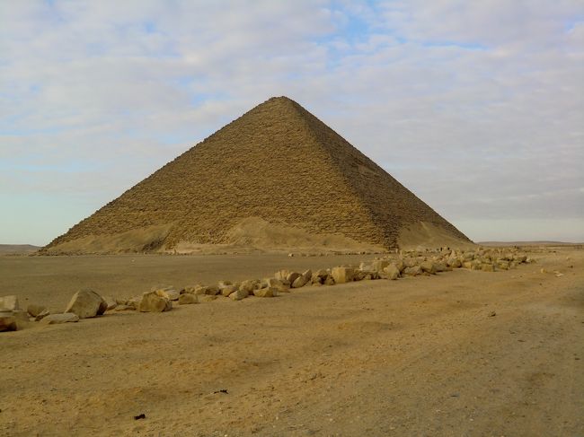 切符売り場の坂道を上がっていくと赤のピラミッドが現れてきます。<br /><br />あっ！上の写真でコメントを書き忘れました。<br /><br />川沿いの道路から上の検問所までに絨毯（ジュウタン）の製造工場というか、絨毯製造学校？？がいくつもあります。<br />※「○○○ Carpet School 」って言うような看板が掲げられていました。<br /><br />ドライバーから「寄ってみるか？」って言われましたが、買うつもりが無いので、「寄らなくていいよ。」って断ってしまいました。<br /><br />日本語でしゃべっているかのように書いていますが、ドライバーはアラビア語と英語で話しており、まったく判りません。<br />そんなそぶりをしてたので、そう解釈しました。<br /><br />違っていたらゴメンなさい。<br /><br />