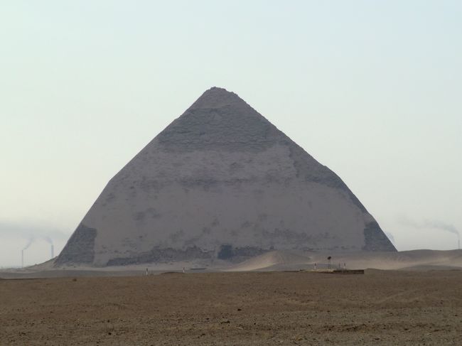 赤のピラミッドから見た屈折ピラミッドです。<br /><br />赤のピラミッドを見学した後、行けるものだと思っていたら、「あそこは行かないよ。」と言うようなジェスチャーをしたので、がっかりです。<br /><br />確か屈折ピラミッドの見学もあったと思うんだけどなぁ〜！