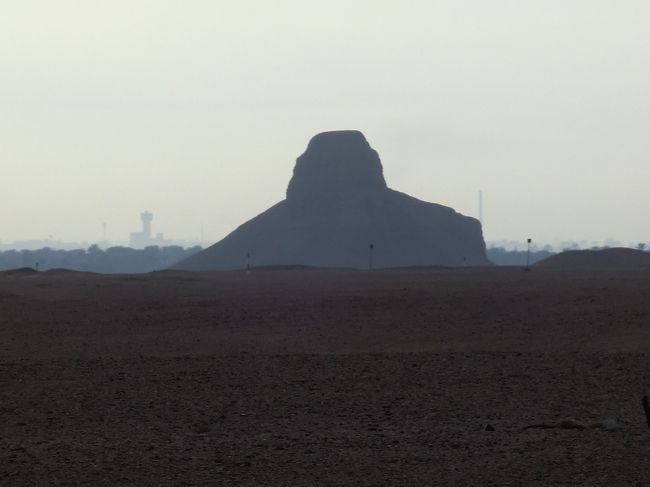 赤のピラミッドからメイドームの真正ピラミッドをとった写真です<br /><br />ここから20Km以上あるそうで、そこまで行くツアーにすると追加の4,000円が必要でしたので、今回は取りやめました。<br /><br />またの機会に行ってみよっと！！