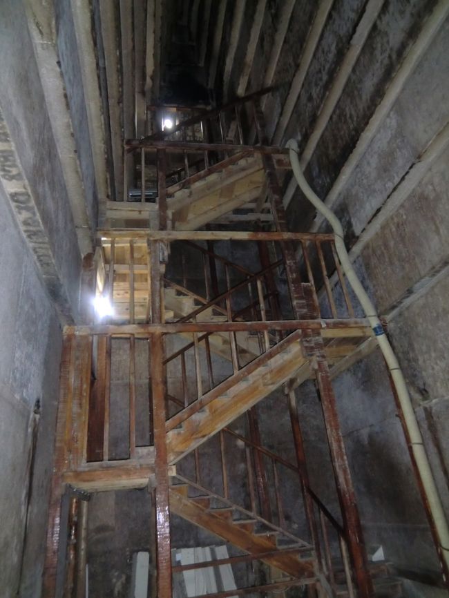 赤のピラミッドです。<br /><br />今日は一番乗りの特権で内部の写真撮影ができました。<br /><br />3〜40ｍ位、入口から降りていくとこんな感じの部屋があり、正面の階段を上がっていくと下の写真の部屋がありました。