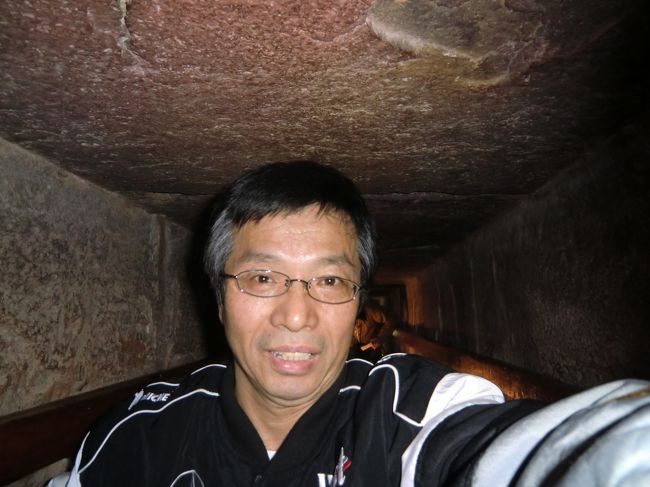 赤のピラミッドの地下へ行く通路で記念撮影。