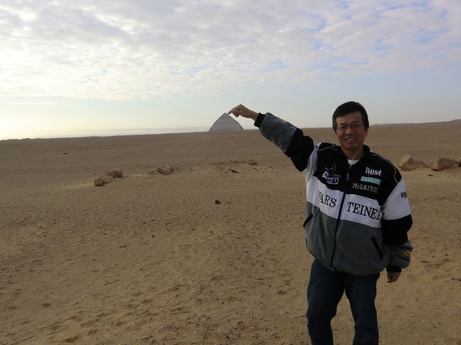 皆がよくやる格好で、記念撮影をしてみました。<br /><br />屈折ピラミッドで。