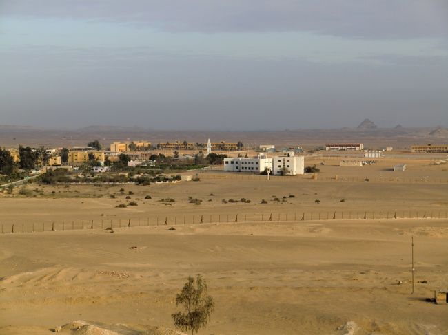 赤のピラミッドの地下通路入口からサッカーラのピラミッド方面を撮影。<br /><br />階段ピラミッドなどのピラミッドがいくつか見えました。