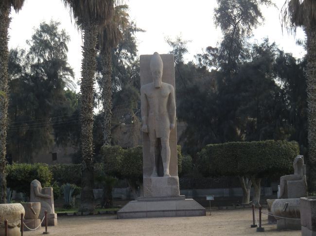 この像も「ラメセス２世」です。<br /><br />やっぱり左足を少し前に出していますね。<br /><br />※この時期に作られた像は皆、左足を少し出しているそうです。<br />