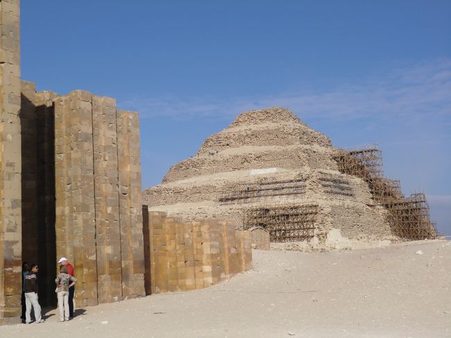 今度はサッカーラの「階段ピラミッド」です。<br /><br />入場料：60エジプトポンド<br /><br />※今日のツアーは車代（ドライバー）だけの申込みでしたので、観光場所毎に入場料を払っています。<br />※ツアー費用は、3,600円です。<br />　（ヴェニス細川屋ホテル注文です。）<br /><br />工事中でピラミッドの中まで見ることができませんでした。