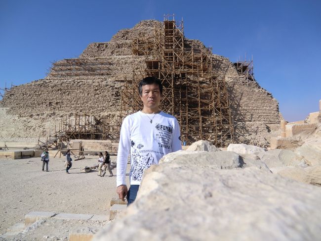 「階段ピラミッド」をバックに記念撮影。<br /><br />工事している人達の愛想のいいこと。<br /><br />バクシーシを渡せば、一緒について行ってピラミッドの中に入れたかもね。