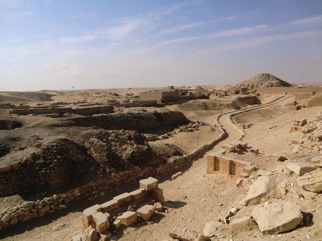 「階段ピラミッド」の脇にこんな遺跡がありました。<br />詳細はまったく分かりません。<br /><br />すぐ近くというか隣りに崩れかけた「ウナス王のピラミッド」があります。<br />近づいてみましたが、中に入る入口らしきものはありませんでした。<br /><br />もっと奥へ行ってみようと歩いていったら、警察官が笛を鳴らし、「戻ってこい！！」というような格好をしていたので、仕方なく「階段ピラミッド」へ戻りました。