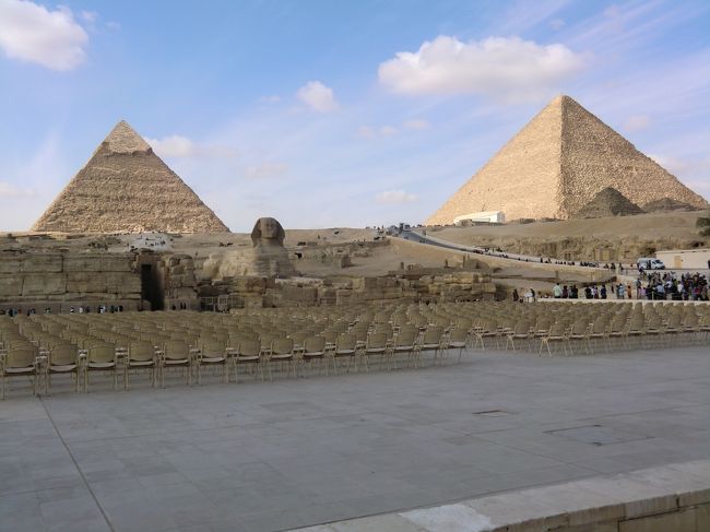 またしても、ギザのピラミッドに戻って観光です。<br /><br />ここは夜「音と光のショー」行なっている座席です。<br /><br />係員が来て「中に入っていいよ！」と言うようなそぶりをしたので、バクシーシの要求があると思い、ここまでにしました。