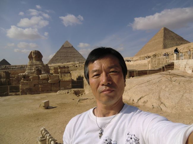 再度、スフィンクス、3大ピラミッドと一緒に記念撮影です。<br /><br />ケンタッキーフライドチキンがある入口から入場。<br />市内の観光地はどこも持ち物検査、貴金属検査があるので、いちいちベルトを外したり、ウエストポーチを取り外さなければならず大変です。<br /><br />入場料：60エジプトポンド<br /><br />またまたここで２時間歩きまわりました。
