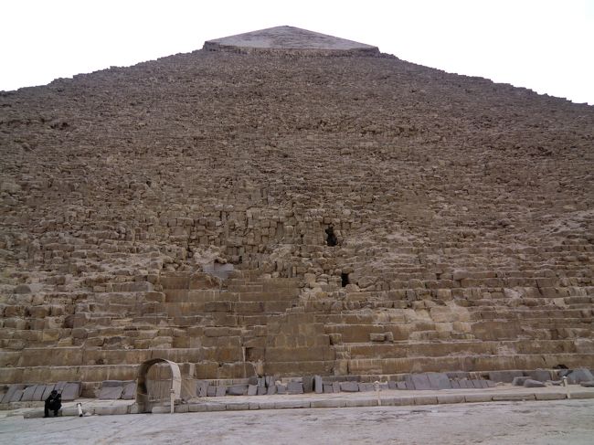 「カフラ王のピラミッド」です。<br /><br />今回は閉鎖中で、ピラミッドの中に入れませんでした。<br />がっかりです。<br /><br />一応、地下に入る入口付近を撮影。<br /><br />今日は徒歩でしたので、ラクダ・馬・ロバなどの糞がいたるところにおちていますので、避けるのも大変でした。<br />