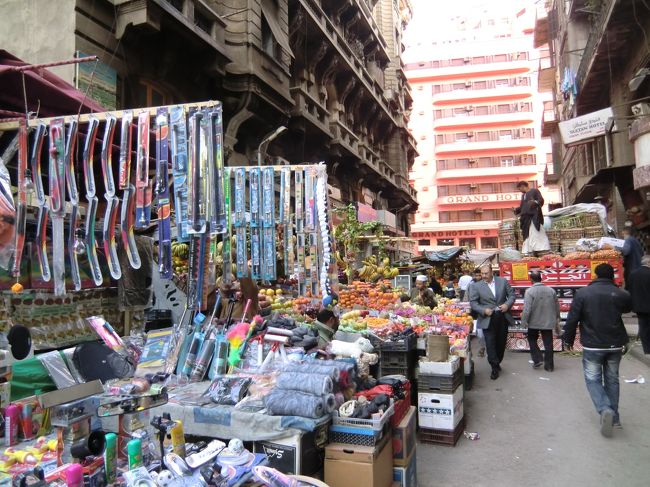 今日のピラミッド観光が終わりました。<br /><br />この後、19：00からディナークルーズを予約していたので、一路　ヴェニス細川屋ホテルへ連れて行ってもらいました。<br /><br />この写真はヴェニス細川屋が入っているビルの通りです。<br />東方面になります。<br /><br />まん前は見ての通り日曜雑貨を売っている屋台や果物屋さんが並んでいます。