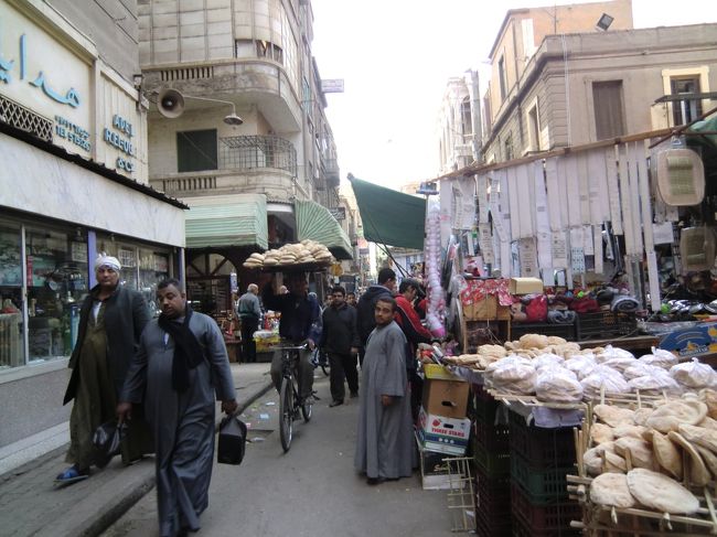 ヴェニス細川屋の入っているビルの通りの西側を撮影した写真です。<br /><br />すぐ近くにパン屋さんがありました。<br />写真手前の露店もパン屋さんですね。<br /><br />ちょっと先に行くとカー用品を専門に販売している店が並ぶ通りがありました。<br />クラクションやカーステレオ？から流れる音楽がうるさいところでしたね。