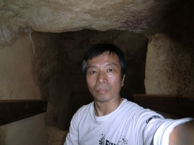 このあとクフ王のピラミッド前にある女王のピラミッドへ行ってみました。<br /><br />真ん中のピラミッドは中に入れましたので、「写真撮っていい？」と聞いたら「いいよ！」って言ってたので、バクシーシを10エジプトポンド払って入場。<br /><br />地下通路で記念撮影です。<br />