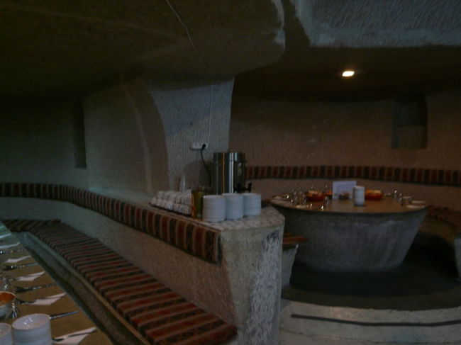 中は薄暗くて、テーブルも岩でした。<br />