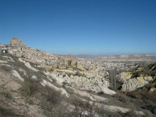 バスから。<br />よく見たら洞窟民家がたくさん。<br />