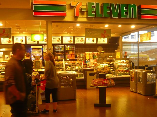 空港のセブイレおしゃれだー、とか思っていた私は甘かった。<br />空港から、アーランダエキスプレスに乗る手はずが、チケットの交換場所がわからない！空港の旅行者向けカウンターのおばさまに聴いても、「チケット持ってるんでしょ？それで乗れるんじゃないの？」とまるで相手にされない。怖い。。＞＜<br /><br />結局4人の方に聴いて、右往左往してるうちに、終電の時間もせまり。「まさかの野宿！」の不安が頭をよぎる。<br />エキスプレスのチケットはあきらめ、急遽バスに乗って行くことに。チケットを買う時のおばさまは、怖かった。。涙<br />でも、優しく教えてくれた男前のお兄さん、ありがとう。<br /><br />おかげで、バスの中でフィンランドボーイと少し会話☆<br />最後に「You have a good trip!」と言って降りていったのには、胸キュンだった☆