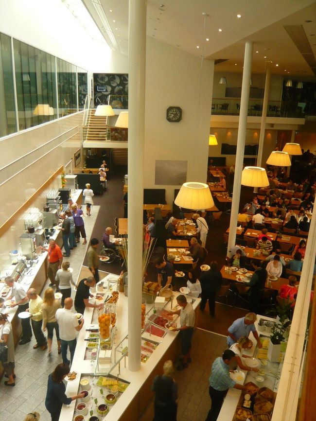 朝食場所も、きれい♪うっかり部屋番号を忘れて出ていったら、食事受付で部屋番号を確認された。<br />ホテルの部屋は、番号プッシュ式なので、危うく自分の部屋に戻れなくなるところだった（汗）<br />なんにせよ、おいしいし、きれいだし、満足！